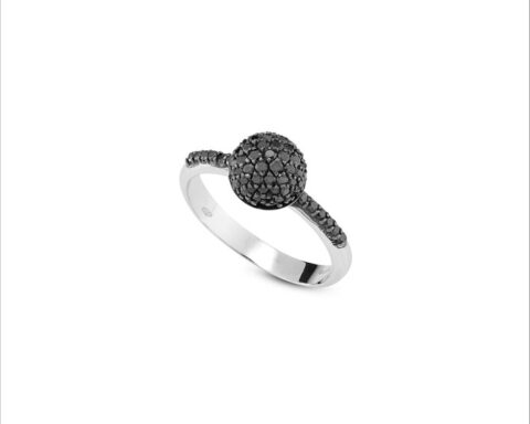 Anello in oro bianco 18 carati e diamanti neri