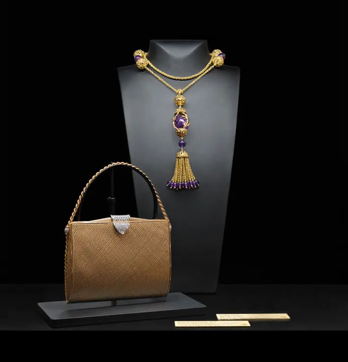 Collana in stile indiano con ametiste e diamanti, assieme a una clutch interamente in oro con chiusura in diamanti