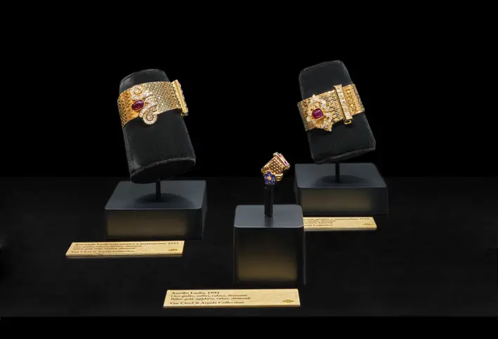 Bracciali della collezione Ludo in maglia d'oro e rubini con chiusura in diamanti