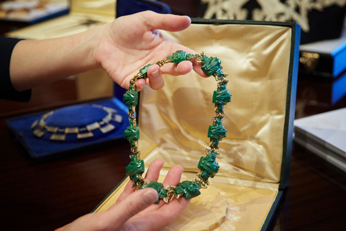 René Lalique, collier in vetro, smalto e diamanti, Grenouilles