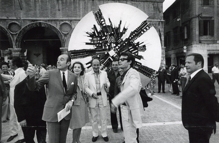 Inaugurazione della mostra Arnaldo Pomodoro Sculture nella città, a Bologna, 28 giugno 1971 (Foto: Ugo Mulas, Eredi Ugo Mulas. Tutti i diritti riservati)