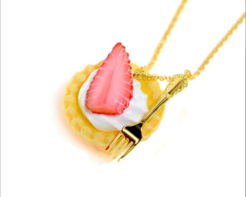 Collana a forma di crostata di fragole