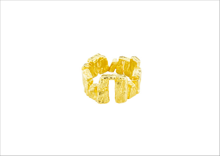 Anello in oro giallo a forma di Stonehenge