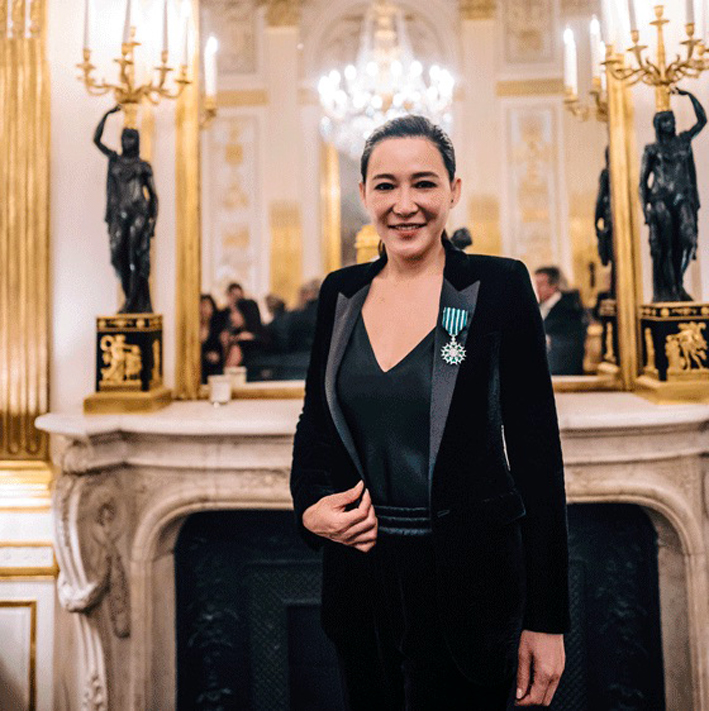 Cindy Chao con la medaglia di Chevalier de l'Ordre des Arts et des Lettres