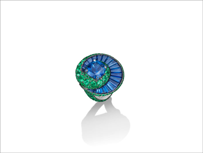 Anello con un’ellissi composta da zaffiri taglio baguette e smeraldi a spirale