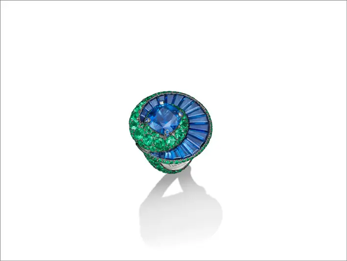Anello con un’ellissi composta da zaffiri taglio baguette e smeraldi a spirale