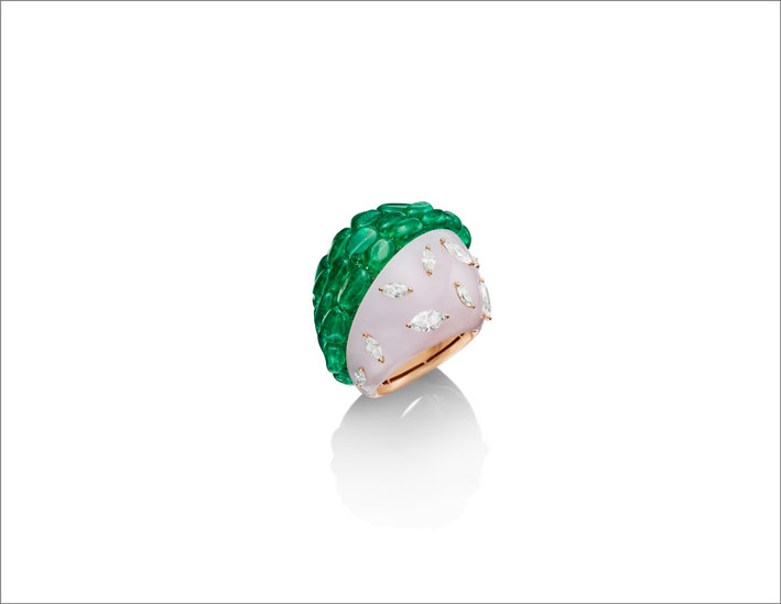 Anello con un opale rosa cosparso di diamanti taglio marquise e 31 smeraldi cabochon