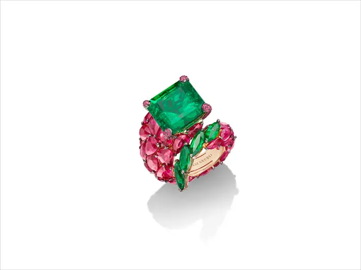 Anello con uno smeraldo colombiano taglio quadrato di oltre 15 carati, circondato da rubini e da altri smeraldi taglio navette