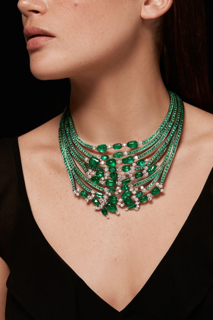 Collana composta da otto file di smeraldi per 115,55 carati con taglio cabochon intervallati da diamanti taglio brillante