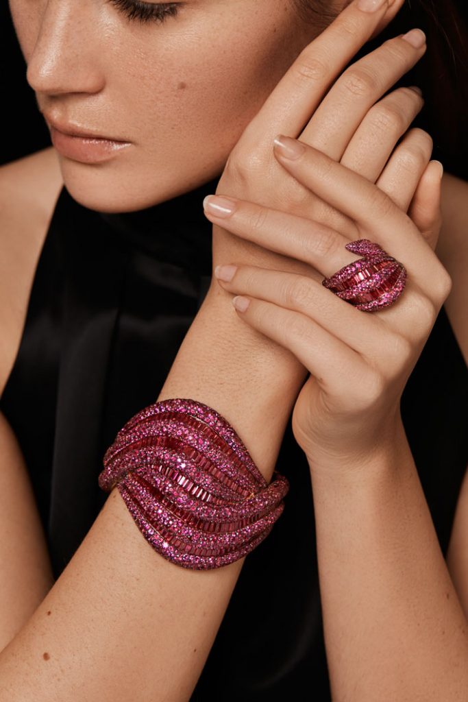 Höchste Fantasie und hoher Schmuck: Fawaz Gruosi ist zurückgekehrt 10 Bracciale composto da onde di rubini birmani taglio baguette e taglio brillante, che si può abbinare a un anello realizzato con le stesse pietre
