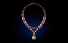 Il collier Le Magnétisme, con uno zaffiro giallo taglio cuscino da 20,29 carati dello Sri Lanka, con due file di tormaline rosa, arancio e gialle, per un totale di 152,86 carati