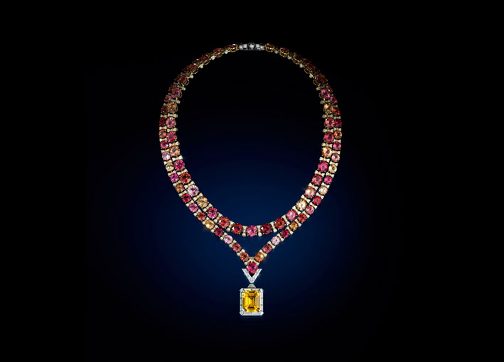 Il collier Le Magnétisme, con uno zaffiro giallo taglio cuscino da 20,29 carati dello Sri Lanka, con due file di tormaline rosa, arancio e gialle, per un totale di 152,86 carati