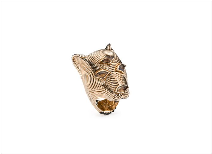 Mattioli, anello tigre della collezione Urban Animals in oro rosa e quarzo fumé