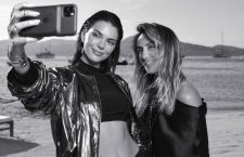 Selfie di Kendall-Jenner (a sinistra) e Valérie Messika durante gli scatti di Chris Colls per la campagna della Maison parigina