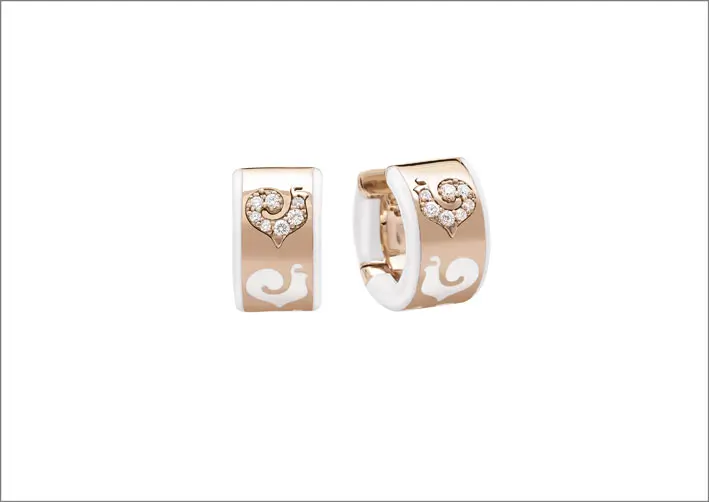 Carousèl hoop earrings in 18Kt pink gold, diamond-paved roosters and white enamel
