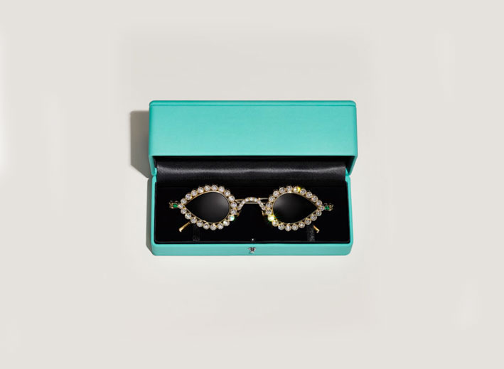 Occhiali da sole personalizzati Tiffany & Co. in oro 18 carati con 61 diamanti tondi taglio brillante di oltre 25 carati totali e due smeraldi taglio smeraldo