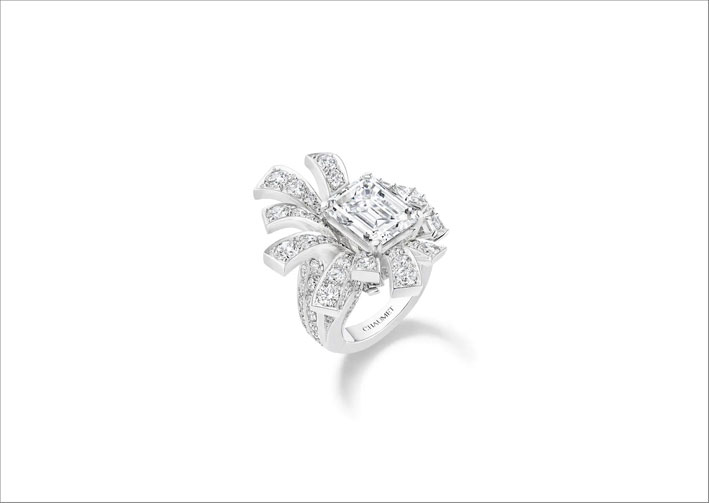 Anello trasformabile in oro bianco con diamante taglio smeraldo di oltre 6 carati al centro, e diamanti brillante, baguette, quadrati