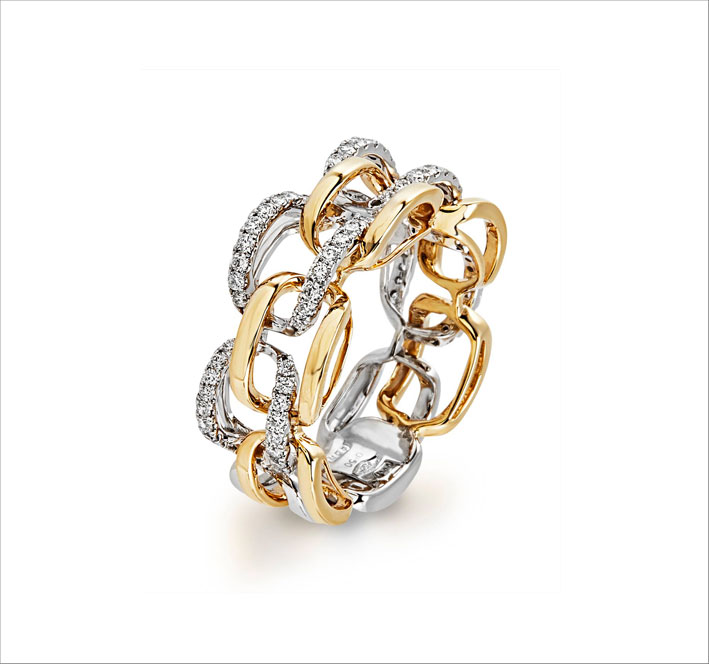 Collezione Intrecci, orecchini in oro giallo e pavé di diamanti