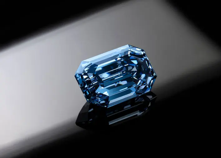 Il diamante blu, con un taglio rettangolare a gradini, pesa 15,10 carati è stato recentemente tagliato da un'eccezionale pietra grezza scoperta nell'aprile 2021