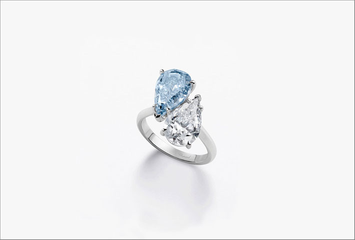 Anello Toi & Moi con un diamante fancy blu intenso da 4,10 carati e un diamante bianco