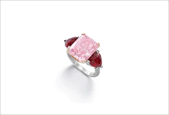 Anello con un diamante rosa intenso fancy taglio radiante da 10,88 carati e rubini