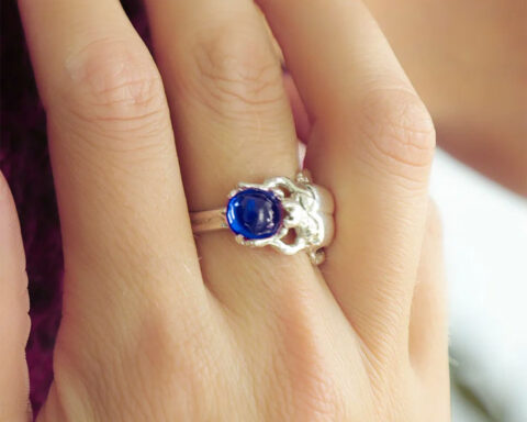 Anello scarabeo in argento con pietra sintetica