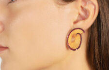 Red pencil chip earrings, con rubini, smalto, oro e argento