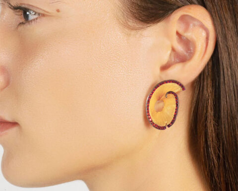 Red pencil chip earrings, con rubini, smalto, oro e argento