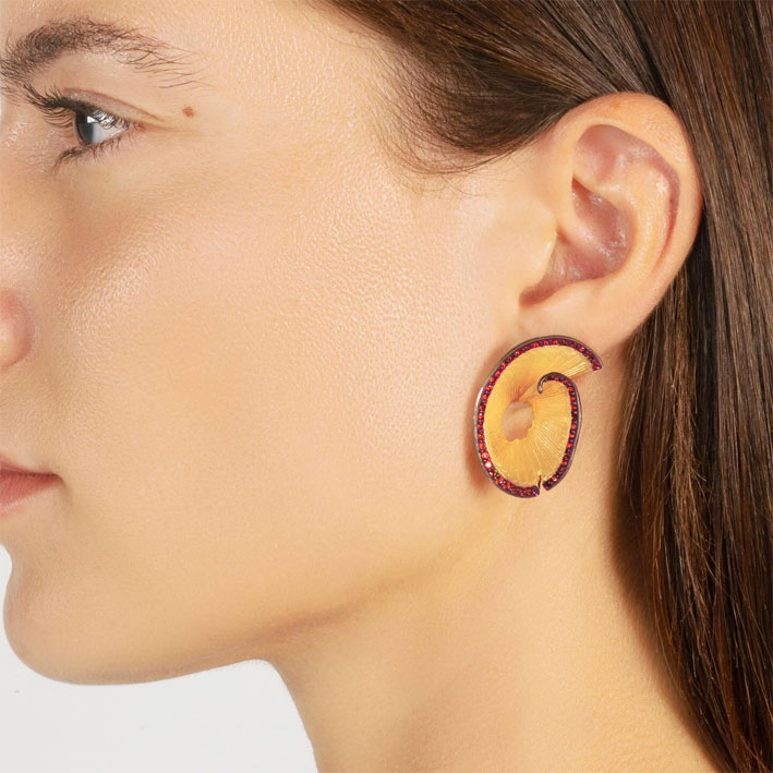 Red pencil chip earrings, con rubini, smalto, oro e argento