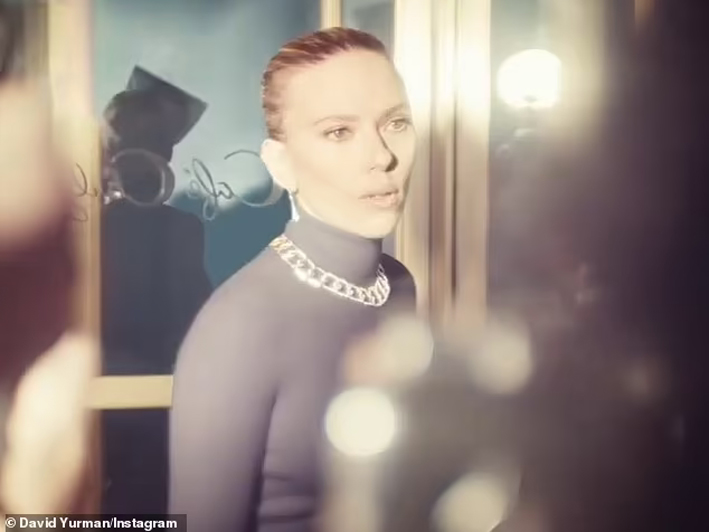Scarlett Johansson con collana girocollo nel video per David Yurman