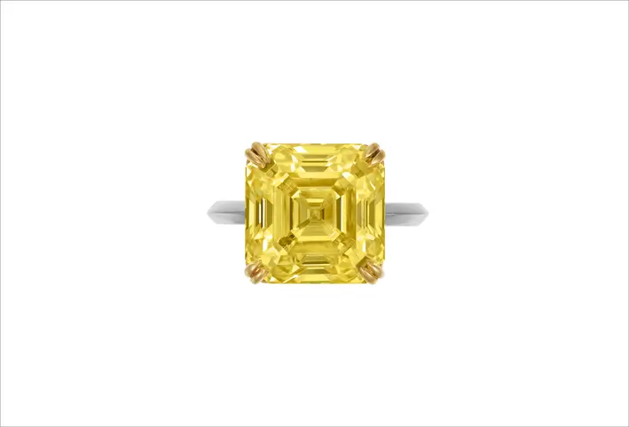 Anello con diamante fancy giallo vivido di 15,31 carati