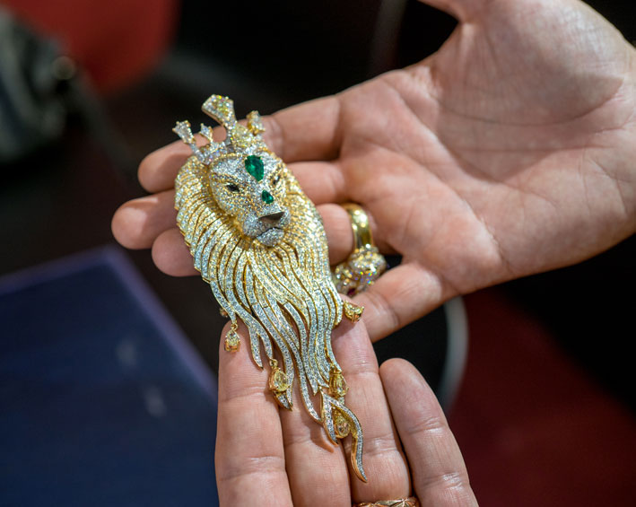 José Maria Goñi, spilla a forma di leone in oro, smeraldi, diamanti bianchi, gialli e champagne. Copyright: gioiellis.com