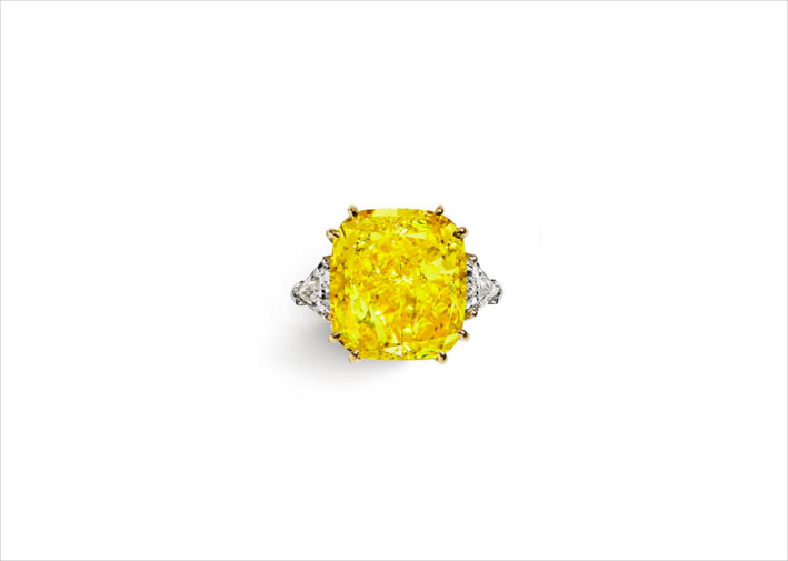 Anello con diamante giallo fancy yellow di 35 carati affiancato da due diamanti taglio triangolare