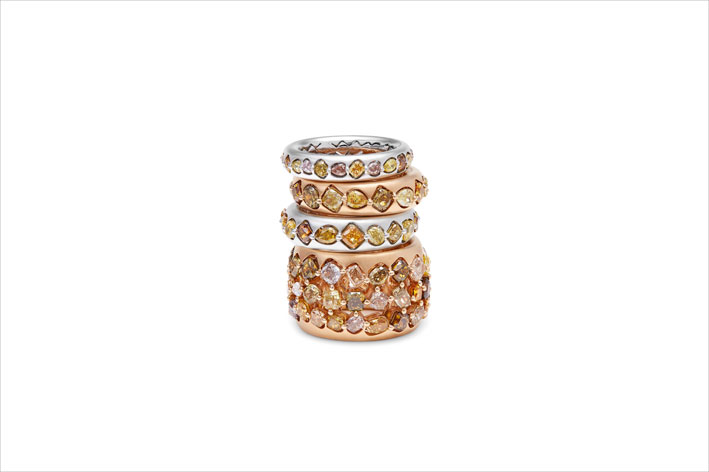 Anelli in oro biancoe rosa con diamanti fancy della collezione Seta