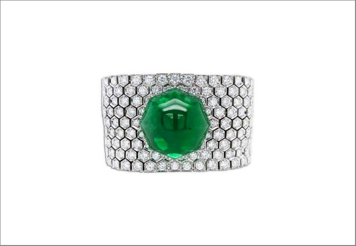 Bracciale caratterizzato da un magnifico smeraldo cabochon ottagonale dello Zambia da 71,88 carati e da 41,06 carati di diamanti rotondi incolori taglio brillante incastonati in platino