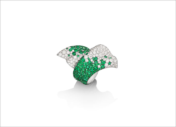 Anello con 153 diamanti bianchi taglio brillante, che gradualmente si fondono lungo le curve con 279 smeraldi taglio brillante 