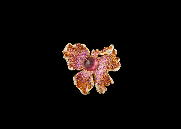 Anello orchidea con tormalina rosa cabochon, oro e zaffiri