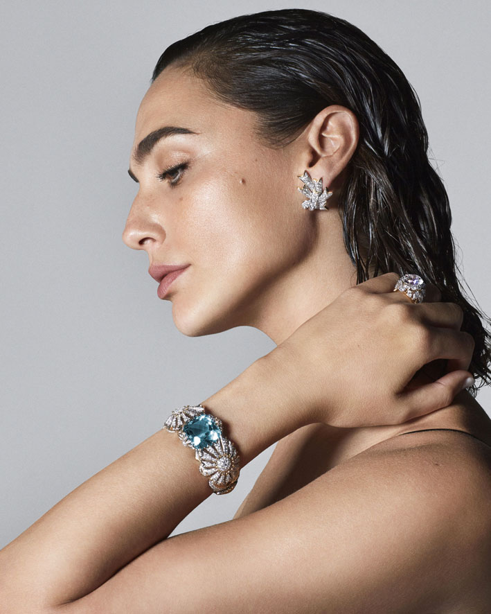 Gal Gadot indossa bracciale, anello e orecchini della collezione Botanica di Tiffany