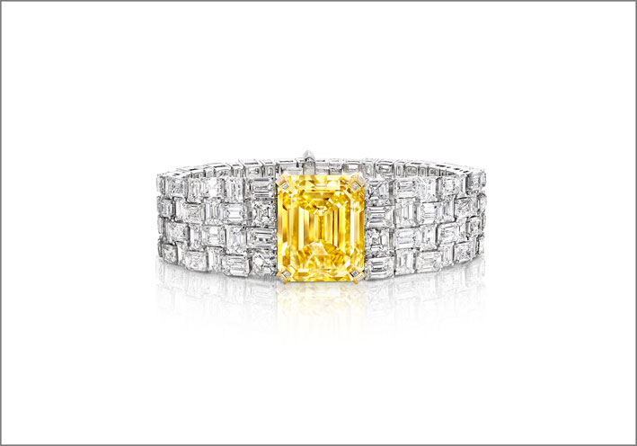 Bracciale con diamanti incolori e un diamante fancy yellow taglio smeraldo