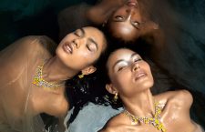Le modelle Qun Ye, Aya Jones e Grace Elizabeth con collane della collezione Graffabulous