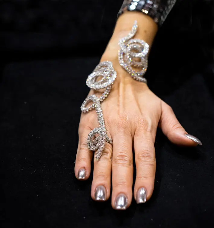 Bracciale anello di Yeprem indossato. Copyright: gioiellis.com