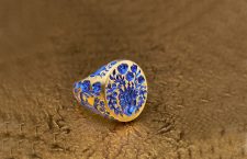 Anello in oro 9 carati con incisione in ceramica blu