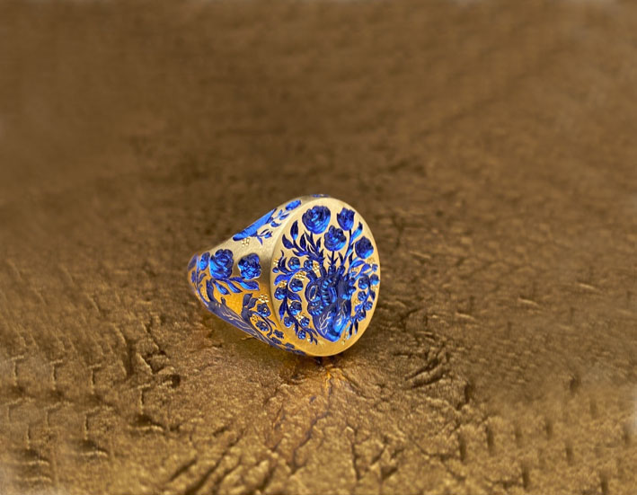 Anello in oro 9 carati con incisione in ceramica blu