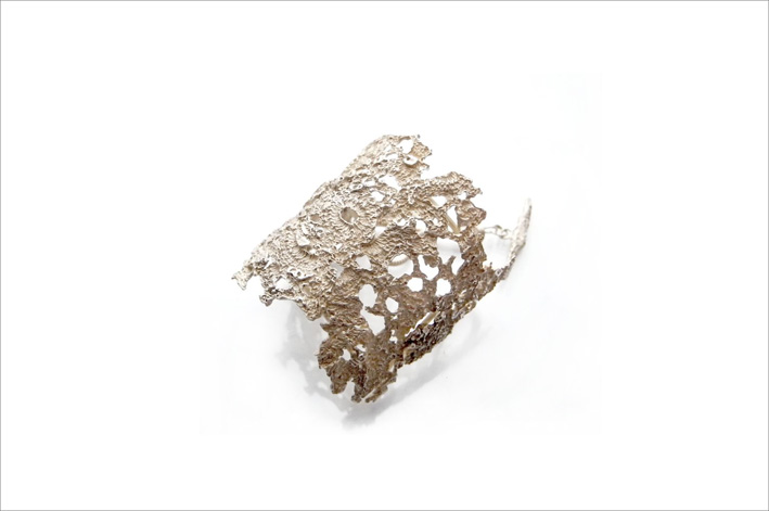 Bracciale in argento che ricorda gioielli ripescati dal relitto di una nave