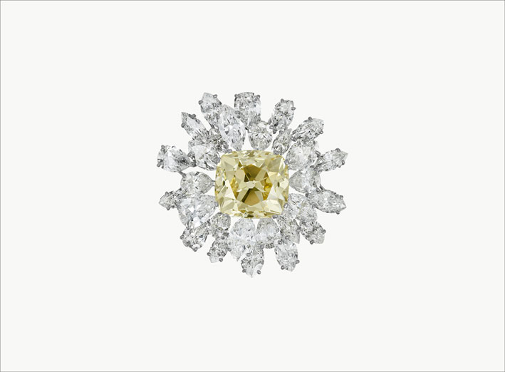 Spilla di Bulgari con diamante fancy yellow e diamanti bianchi