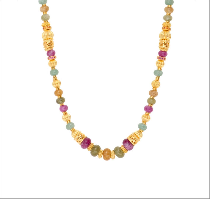 The planets of Satellite 4 Collana Avola a lunghezza regolabile in metallo placcato oro 18 carati. Perle in oro cesellato e accuratamente lavorate, perle realizzate in quarzo multicolore