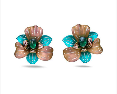 Orecchini a forma di fiore in titanio, diamanti, smeraldi