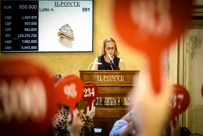 Rossella Novarini, direttrice de Il Ponte Casa d'Aste, durante la battitura del top dell'asta di Gioielli del 26 e 27 maggio 2022, il diamante a goccia di 16,44 carati venduto a 12 milioni di euro. Courtesy Il Ponte Casa d'Aste