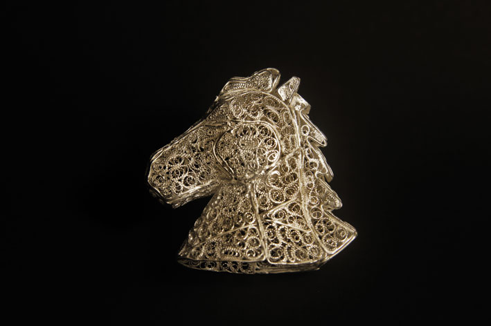 The Filigree Connection, Spilla Horse chess piece, argento in filigrana