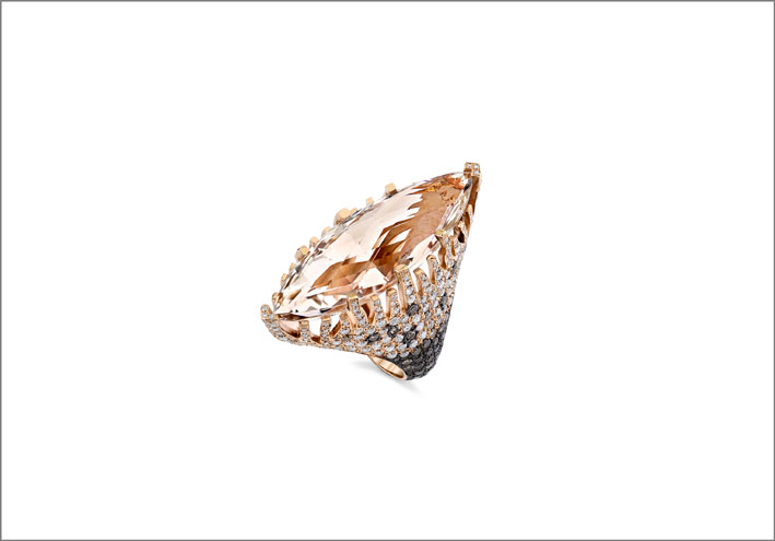 Anello con un topazio da 30,96 carati e diamanti su oro rosa 18 carati